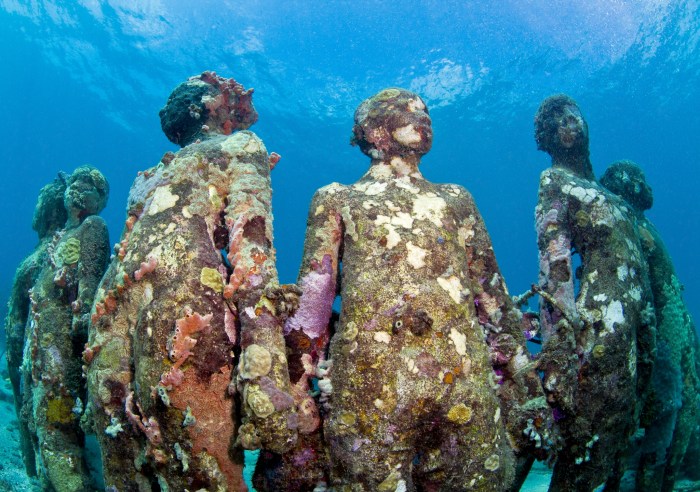 2.1 - Images - Jason deCaires Taylor, Vicissitudes, 2016, pH neutral cement and live coral:Algae, 26 life size figures at 5m depth in the Caribbean sea. Courtesy of the artist.